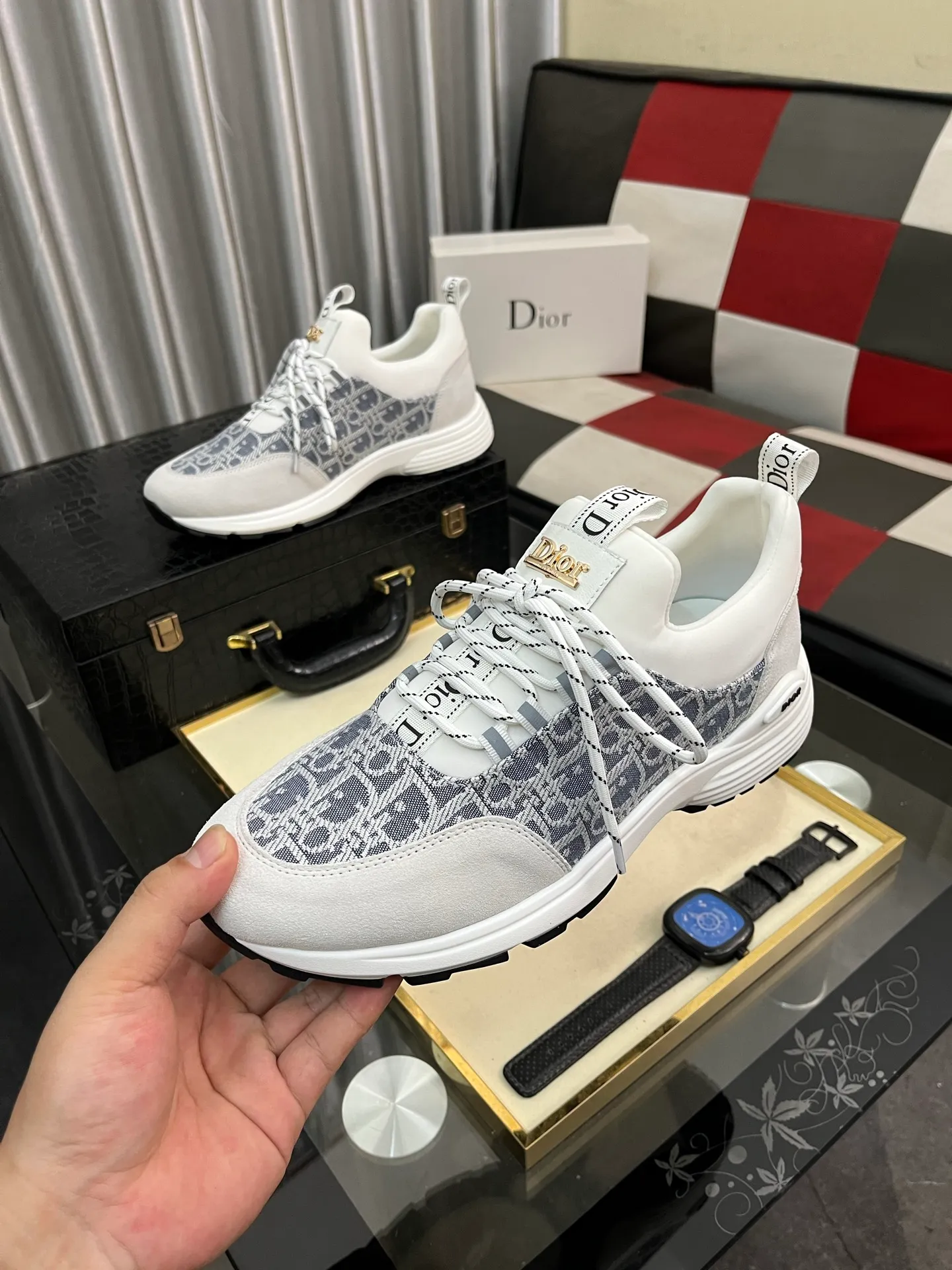 Men's Men's Shoes💰440⌚️⌚️ Dior's casual and sporty style combines the elements of dad's bag-soled shoes. It has successfully broken through the dad shoe style that has been on the streets in recent years and has become a beautiful landscape in luxury goods. The fabric is high mercerized with breathable mesh. The mesh on both sides of the shoe is made of three layers of composite technology. The bottom process uses package molding fabrics: imported high mercerized 🐂 cowhide stitching with original customized D-shaped mesh code number: 38-444️⃣ Colors available